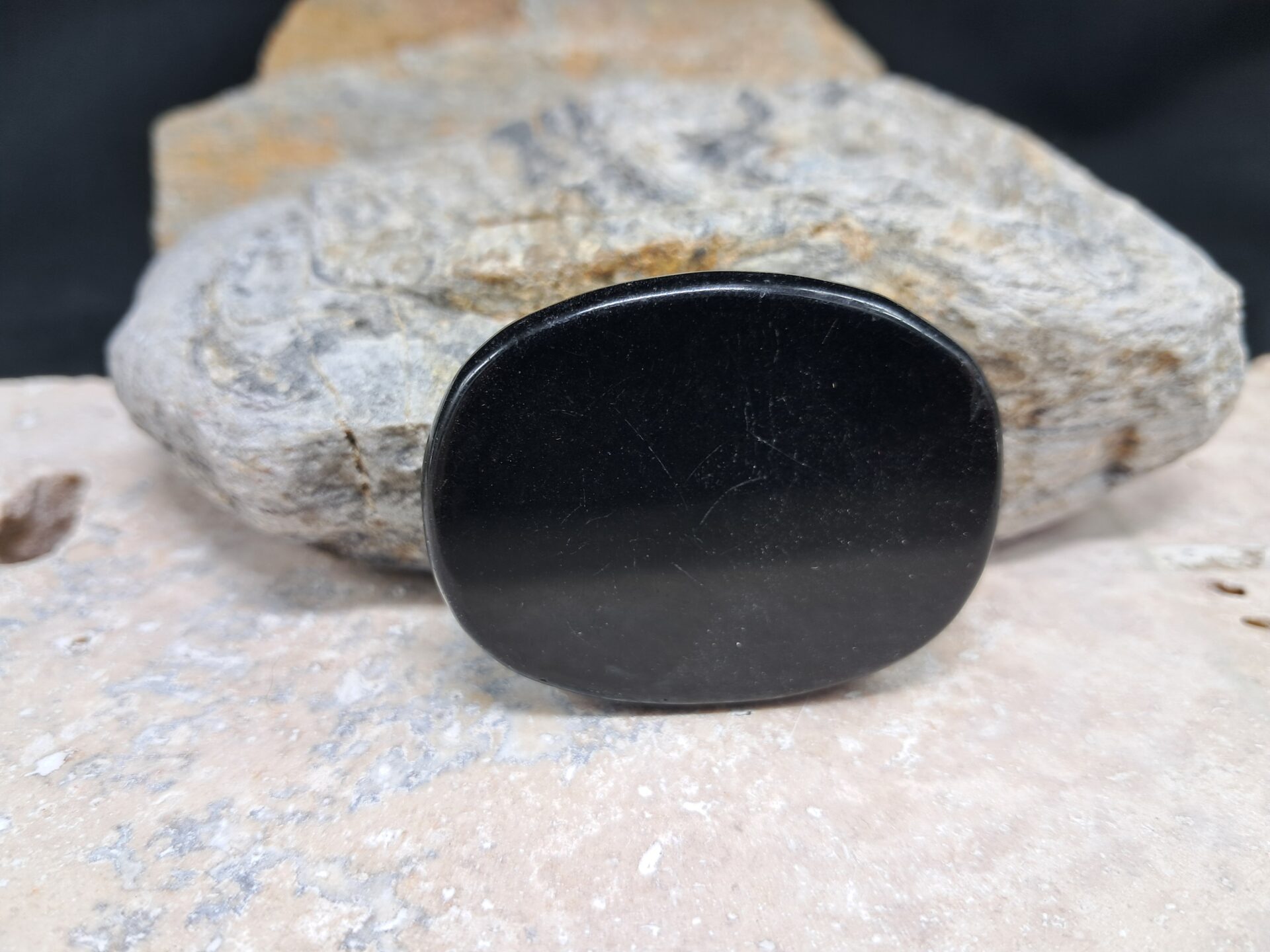 Pierre plate obsidienne noire 4.5 cm