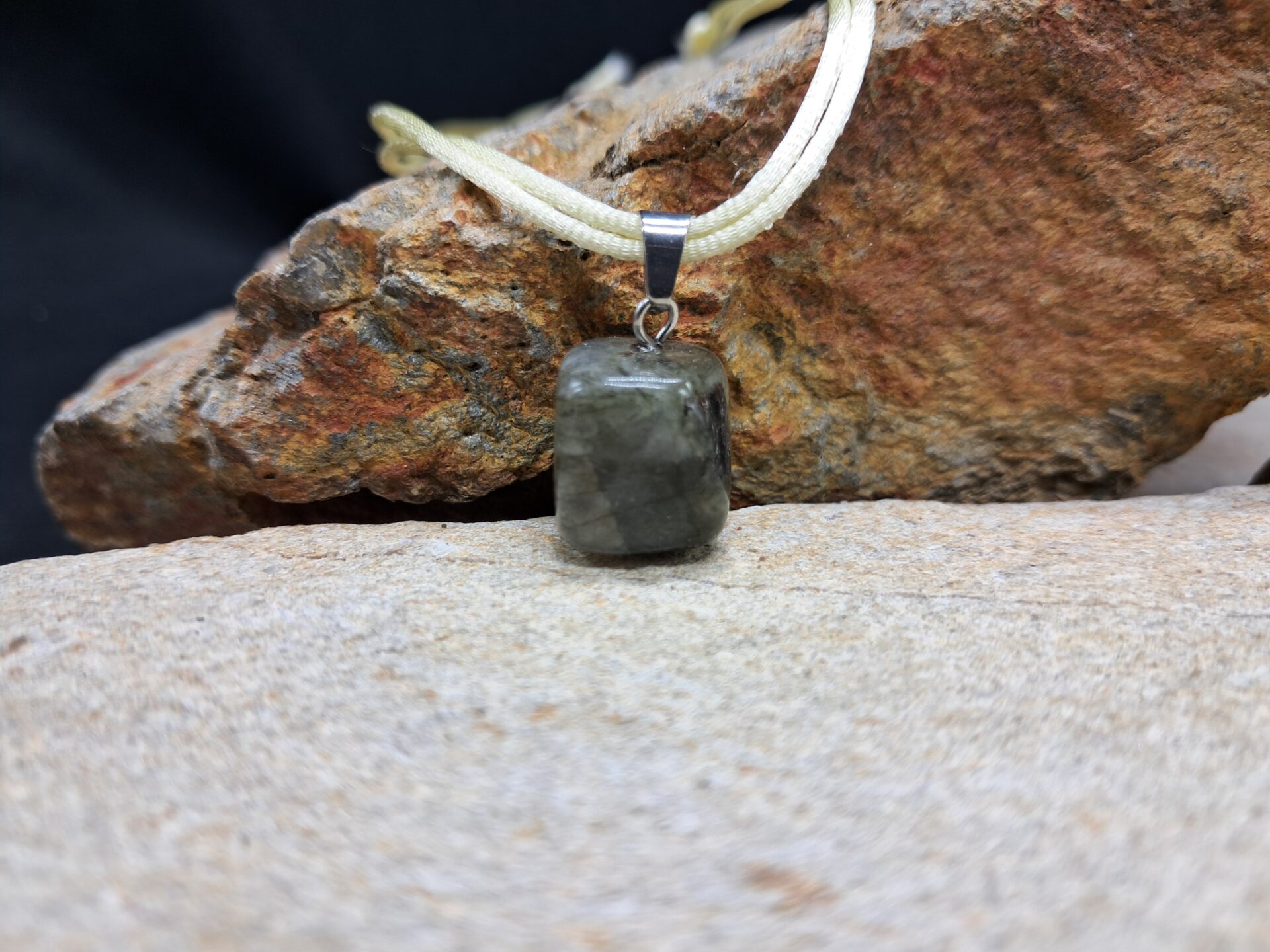 pendentif pierre roulée labradorite 10-20mm