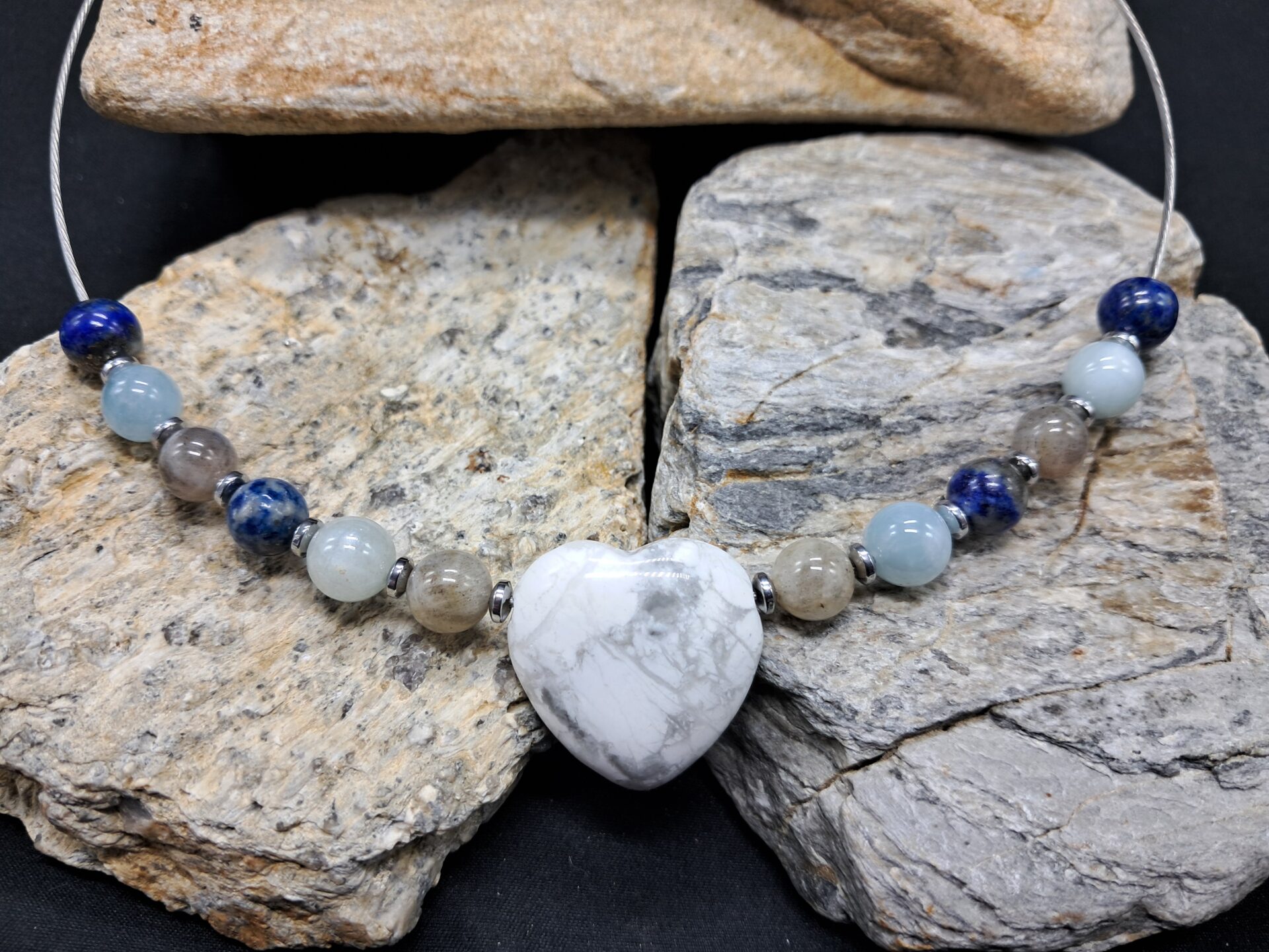 Collier lapis lazuli-labradorite-aigue marine 8mm cœur howlite 2.5 cm